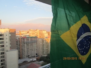 pátria amada santiago chile janela bandeira prédio andes cordilheira fim tarde pôr sol brasil cidade crepúsculo